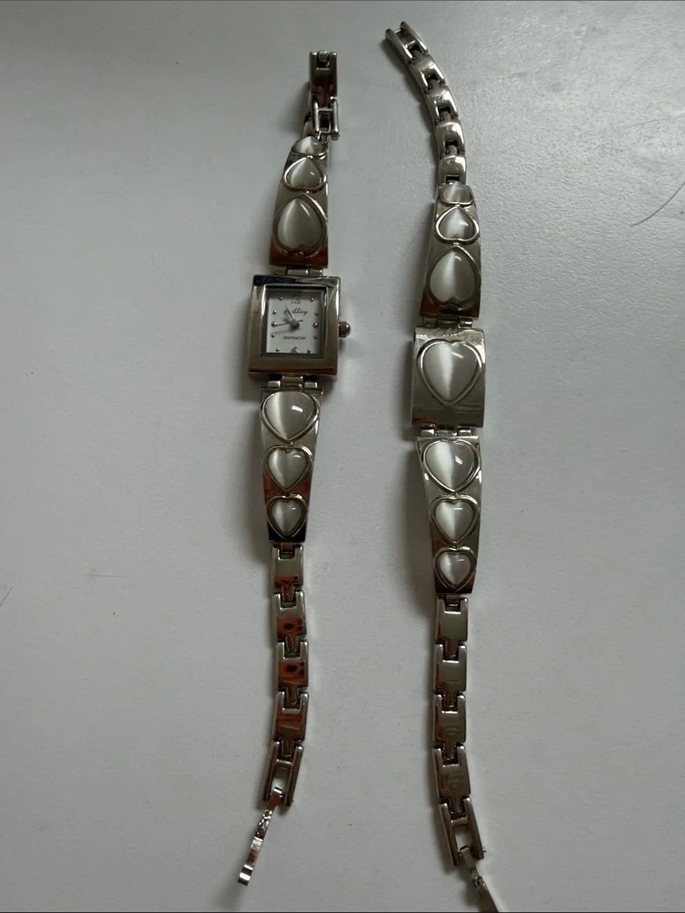 Source Unknown Silver Tone Women's Heart Link Bracelet Watch with White Inset